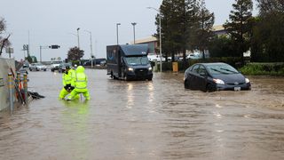 Storms will cause flash floods in San Carlos, California, USA on December 31st.